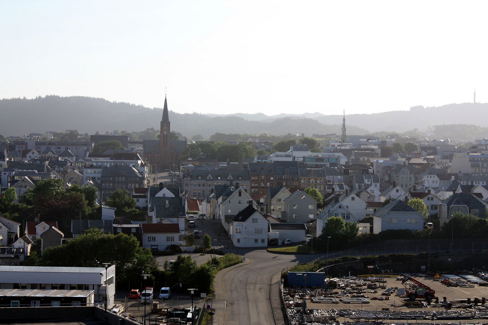 Blick über Haugesund im Morgendunst