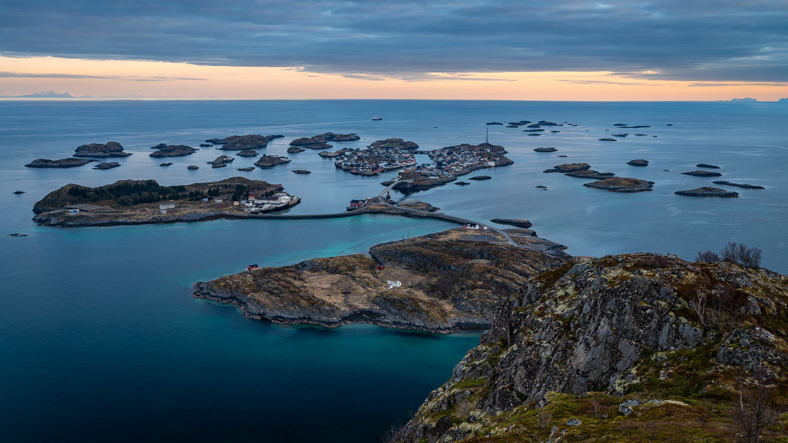 Blick über Henningsvær