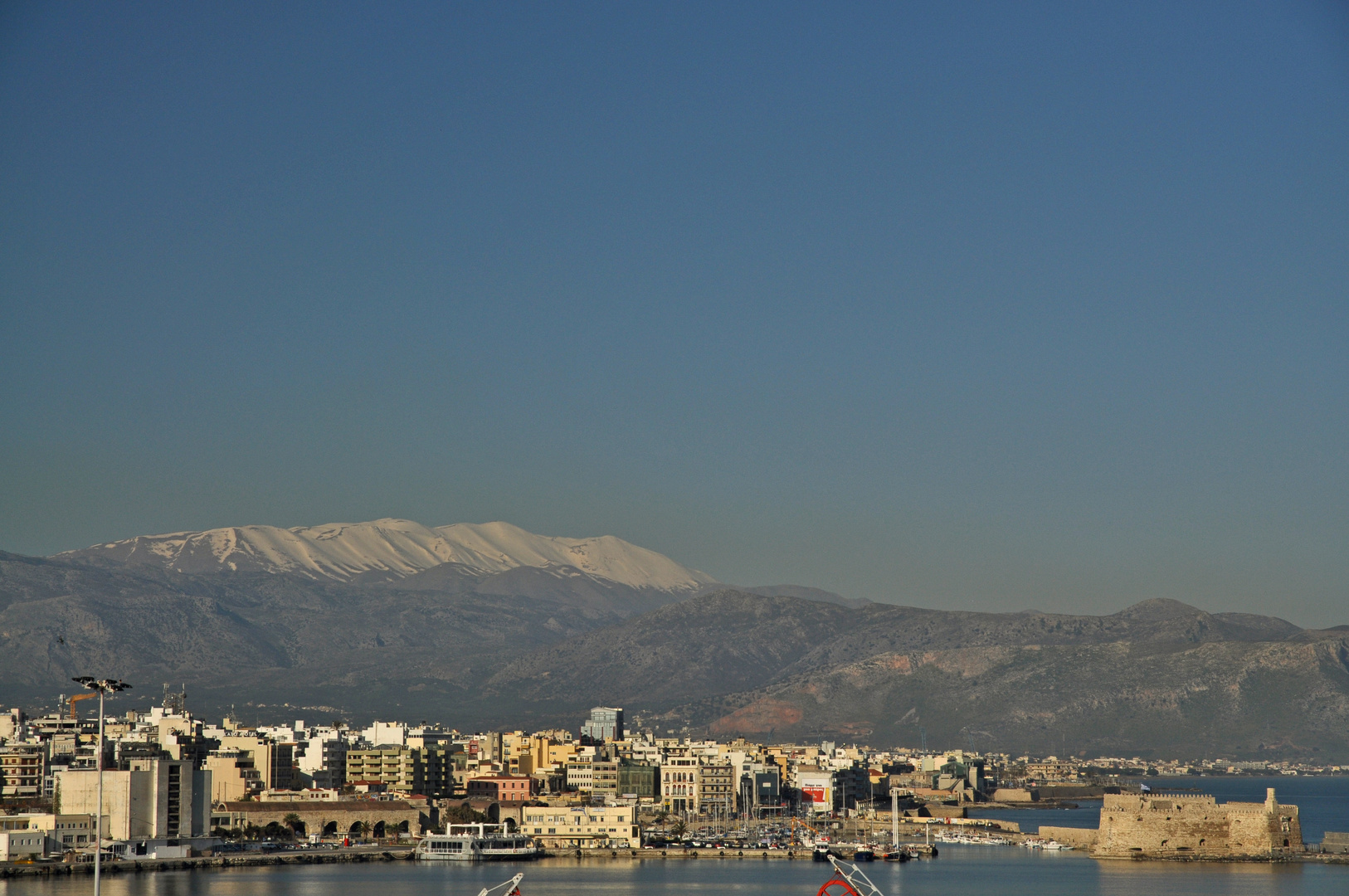 Blick über Iraklio (Heraklion) auf das Idagebirge