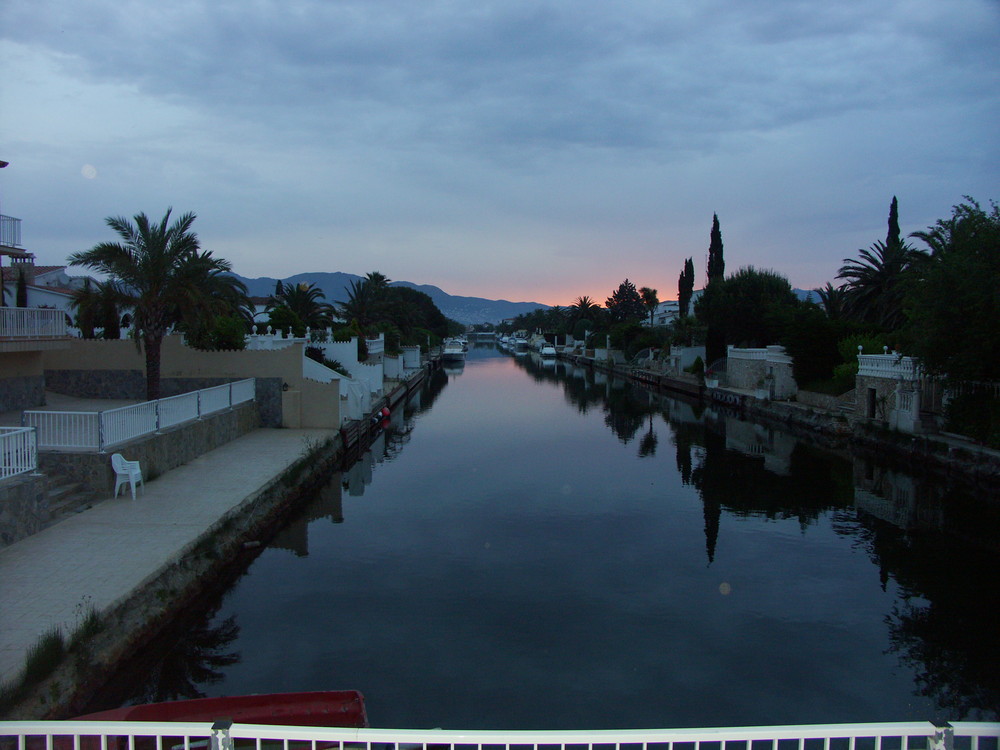 Blick über Kanal mit Sonnenaufgang in den Pyrenäen