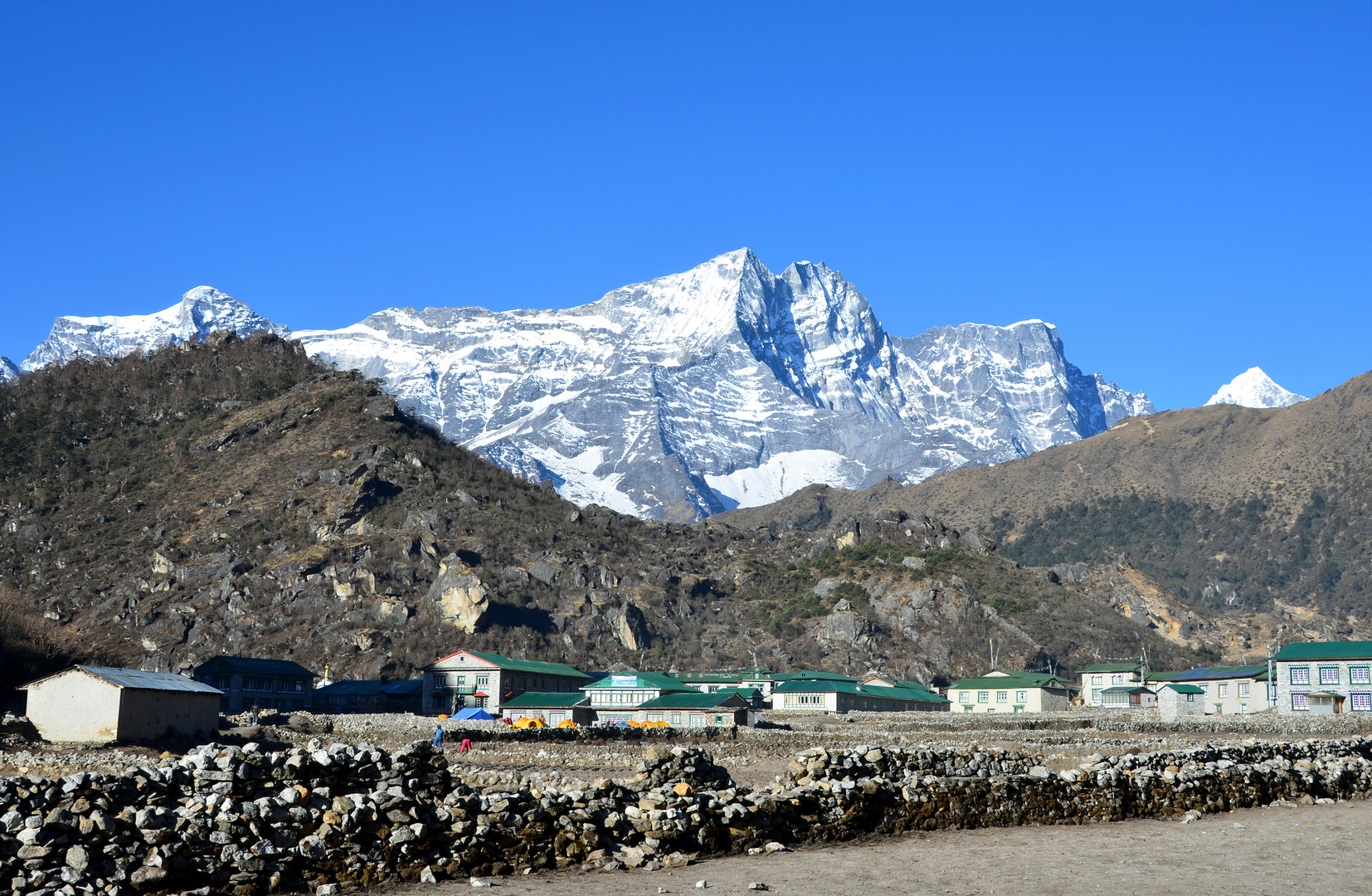 Blick über Khumjung zum Kongde Ri (6187 m)