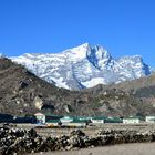 Blick über Khumjung zum Kongde Ri (6187 m)