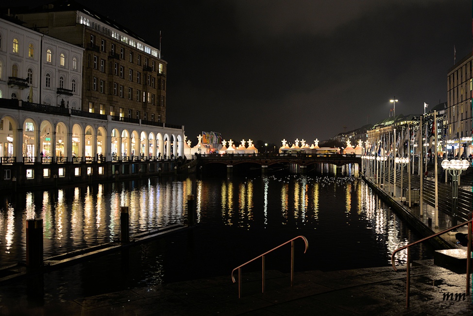 Blick über kleine Alster auf den Jungfernstieg