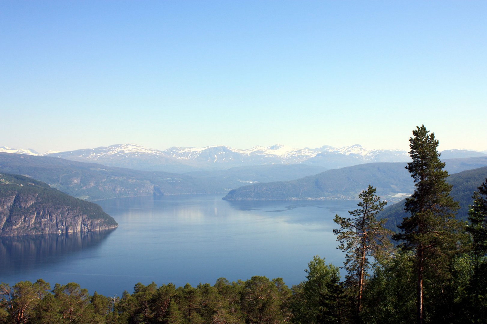 Blick über Land vom Hochplateau aus ins Landesinnere