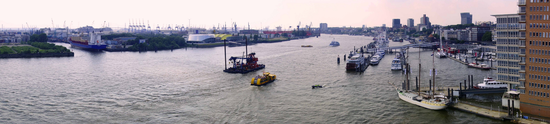 Blick über Landungsbrücken, Musicaldome und Hafen in HH  dtr