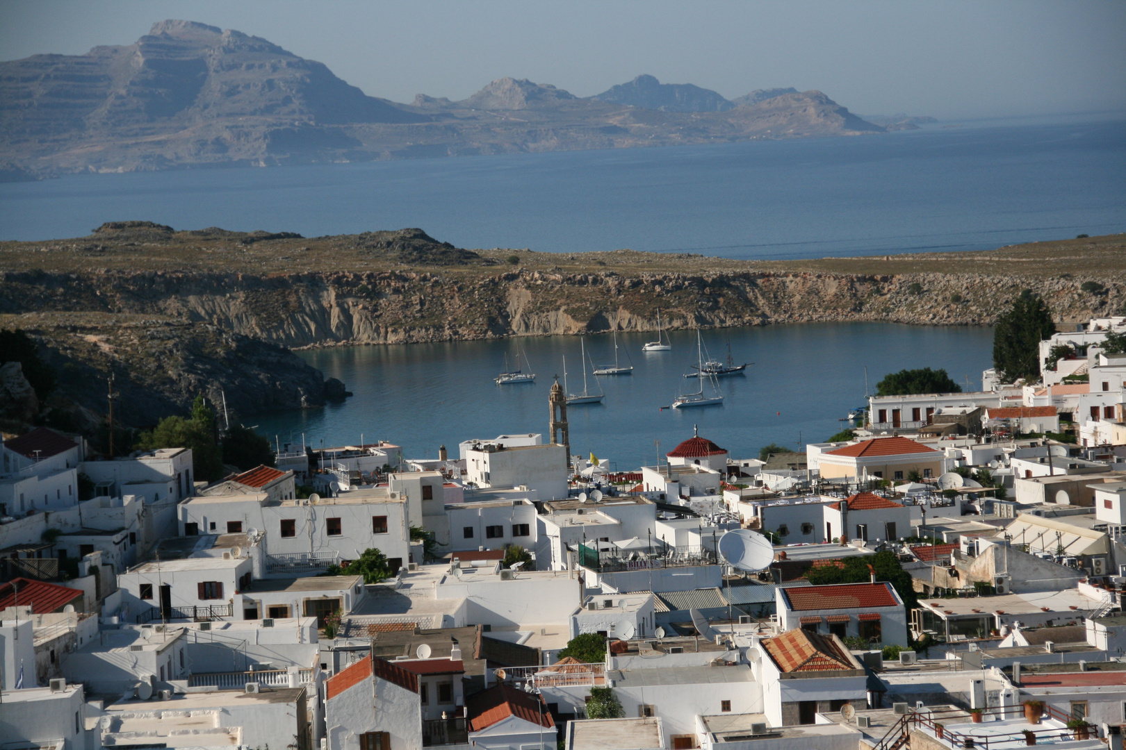 Blick über Lindos und die Hafenbucht.