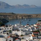 Blick über Lindos und die Hafenbucht.