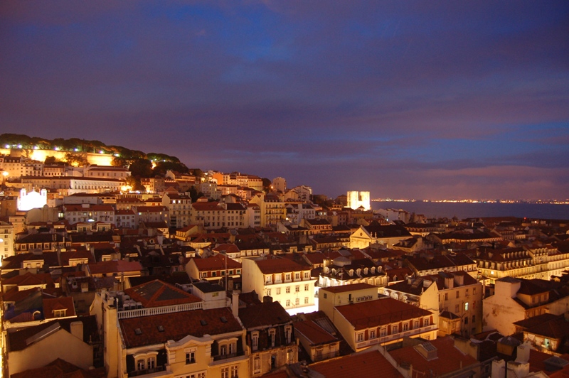 Blick über Lissabon bei Nacht vom Elevador Santa Justa