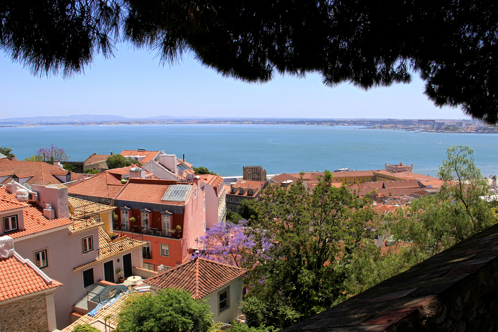 Blick über Lissabon und den Tejo