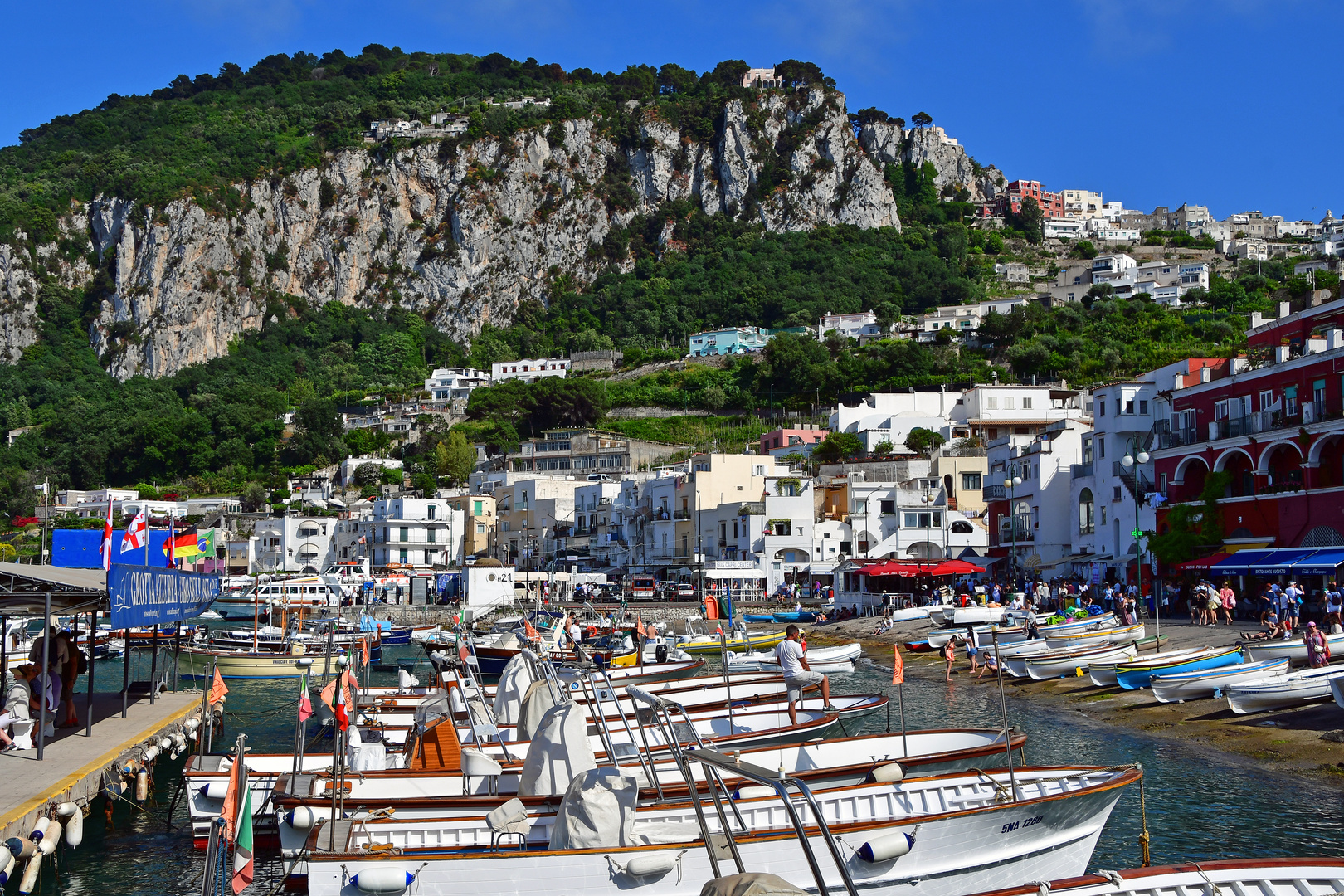 Blick über Marina Grande auf der Felseninsel Capri