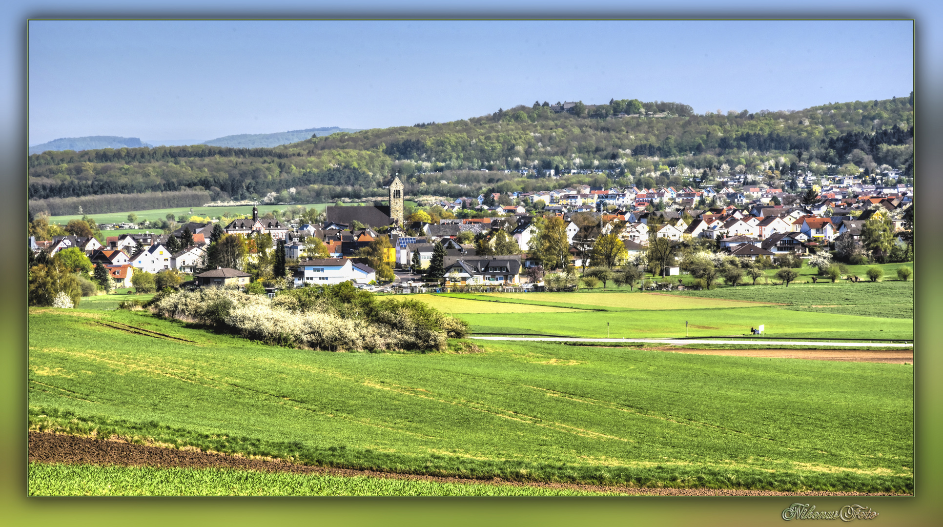  Blick über meine Heimatgemeinde zum Schiffenberg 