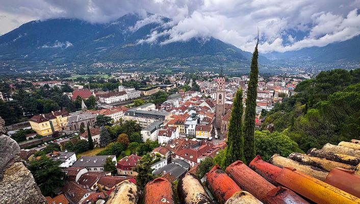 Blick über Meran – wo Dächer Geschichten erzählen