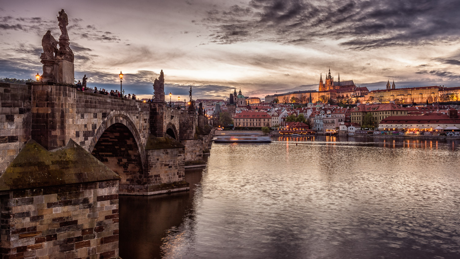 Blick über Moldau zur Prager Burg