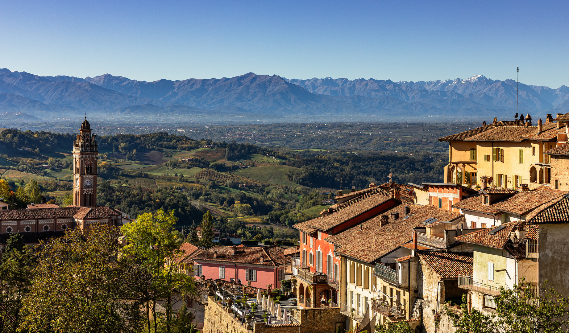 Blick über Monforte d' Alba  