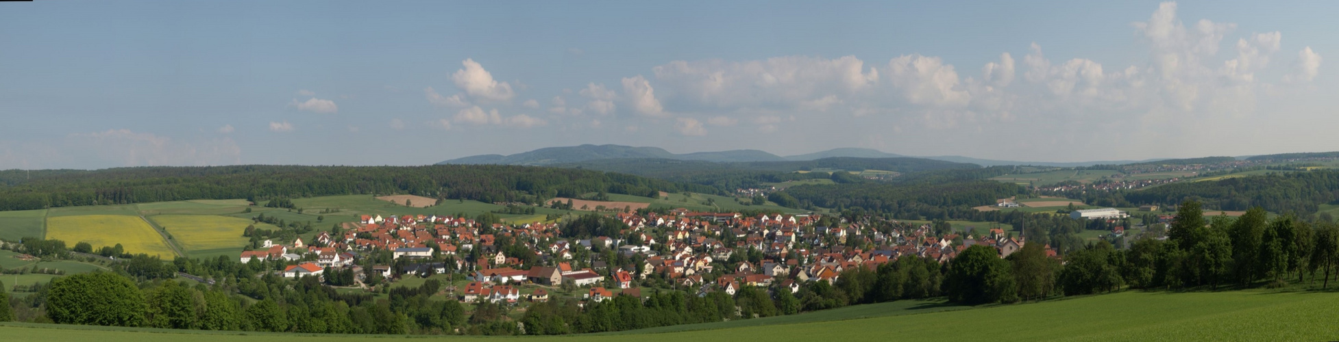 Blick über Oberthulba in die Rhön