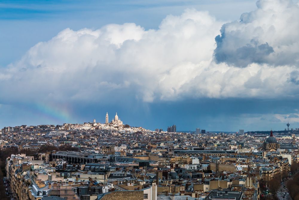 Blick über Paris mit Gewitterfront