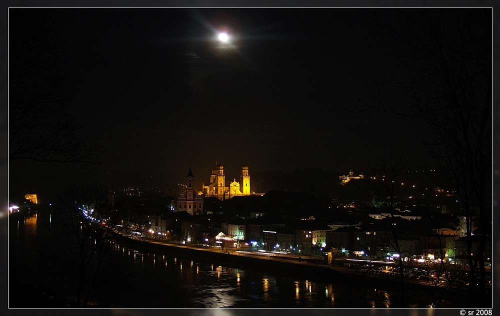 Blick über Passau mit Vollmond