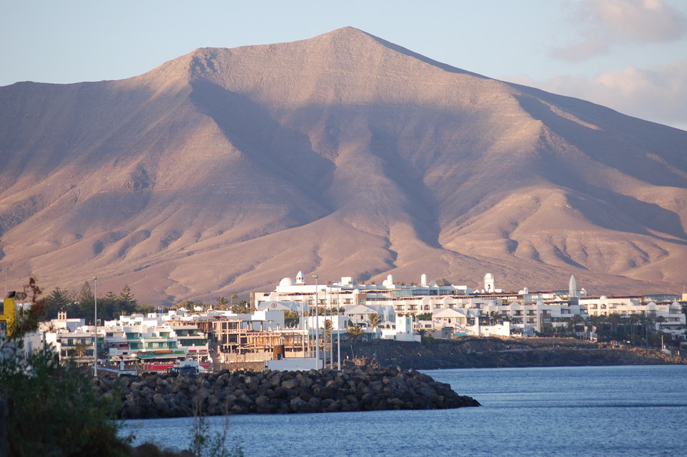 Blick über Playa Blanca und den Fährhafen