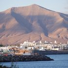 Blick über Playa Blanca und den Fährhafen