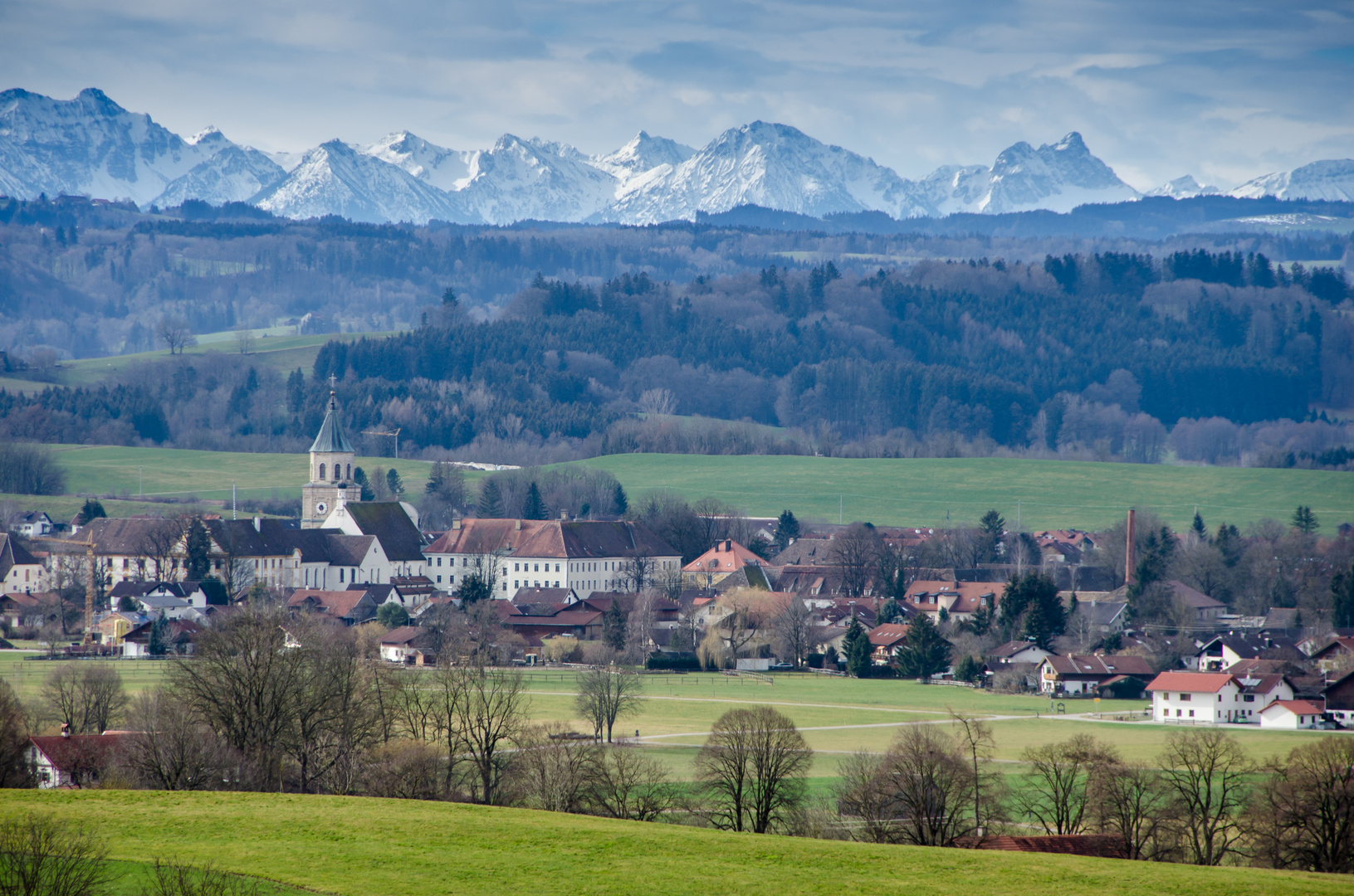 Blick über Polling auf die Allgäuer Alpen