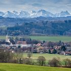 Blick über Polling auf die Allgäuer Alpen