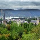 Blick über Rhens am Rhein zur Marksburg