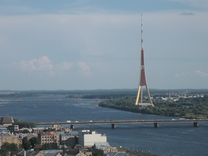Blick über Riga auf den Fernsehturm an der Daugava