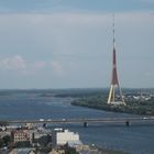 Blick über Riga auf den Fernsehturm an der Daugava