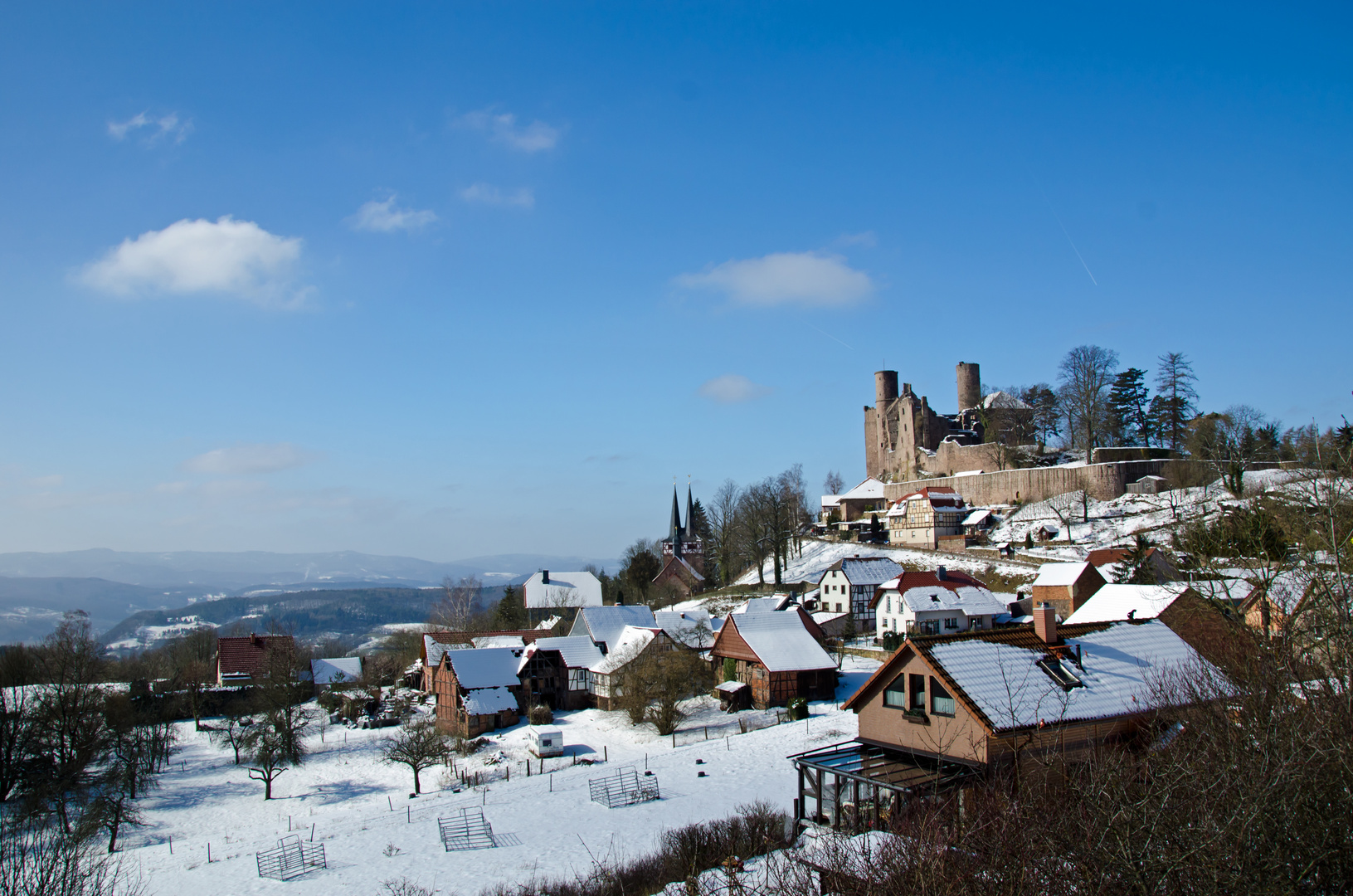 Blick über Rimbach auf die Burg Hanstein