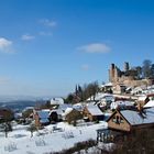 Blick über Rimbach auf die Burg Hanstein