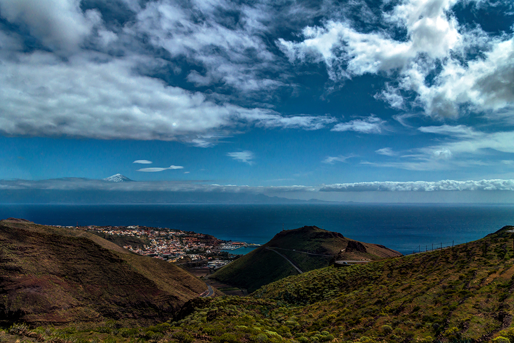  Blick über San Sebastian zum Teide auf Tenerifa ...