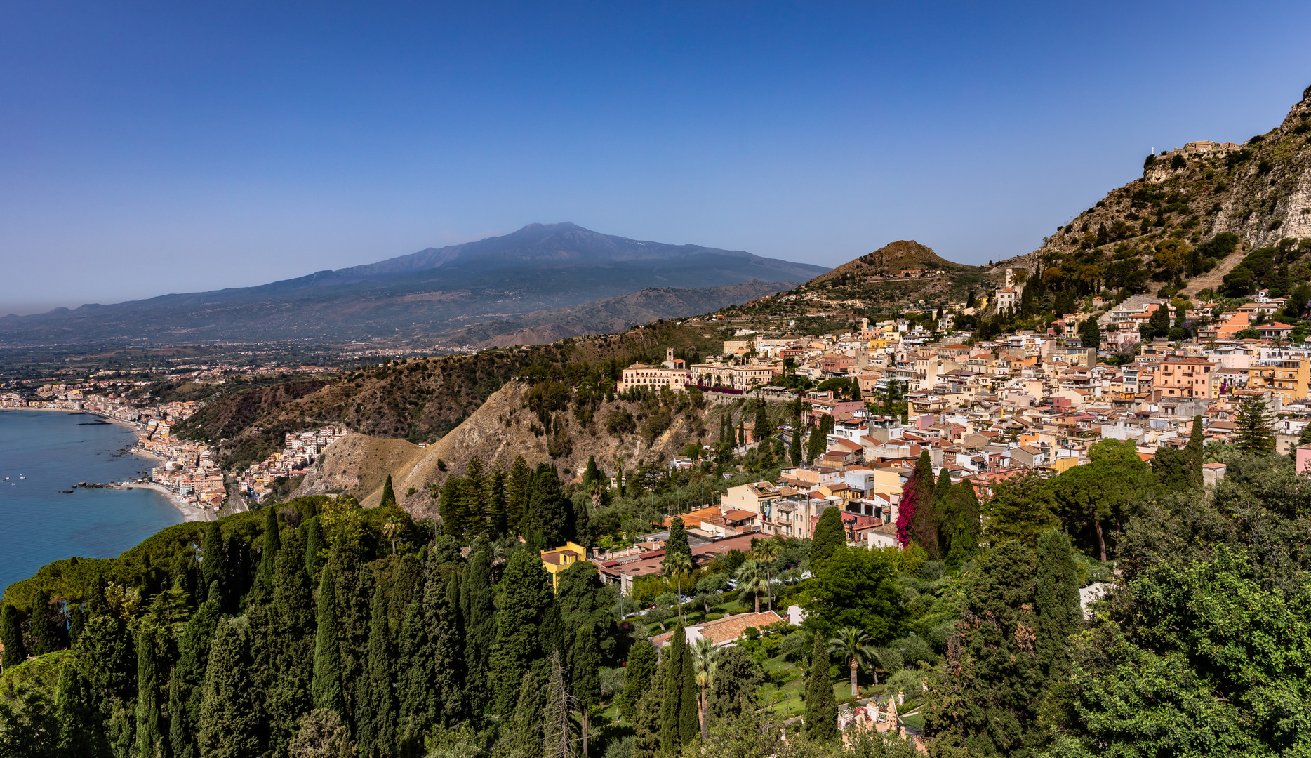 Blick über Taormina zum Ätna   