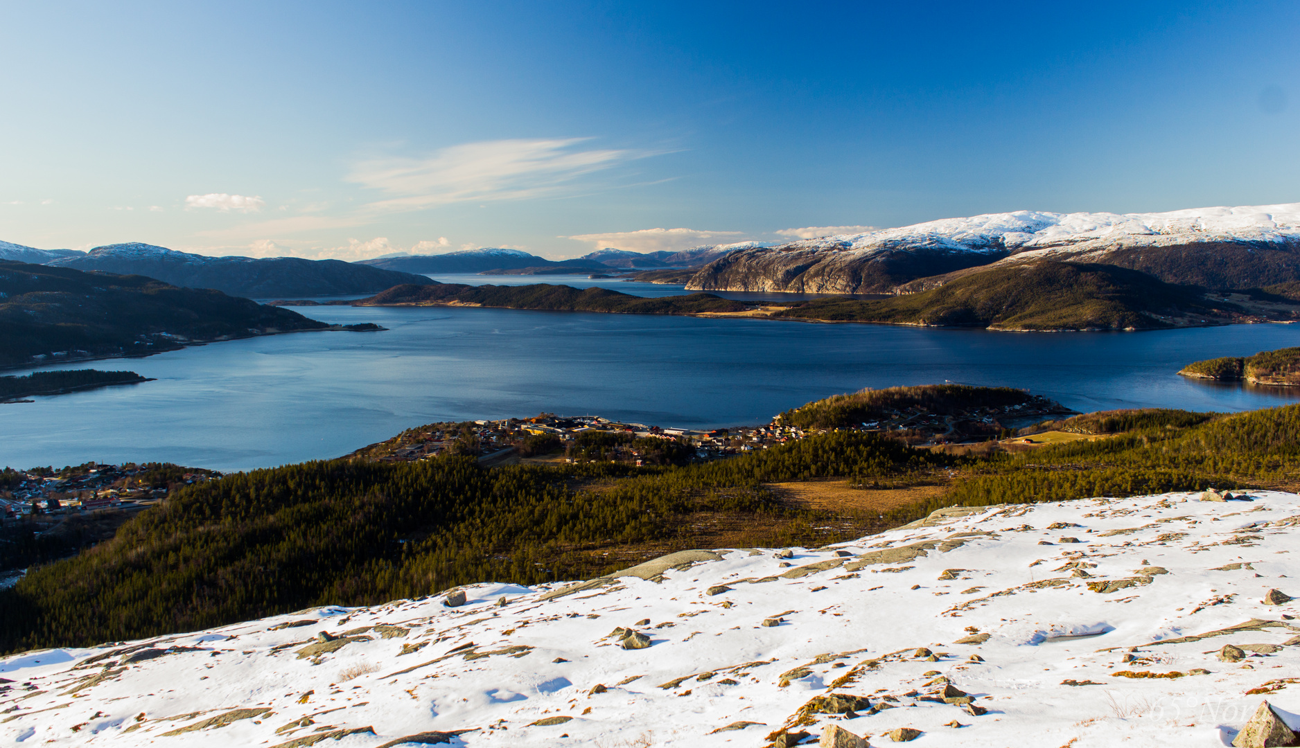 Blick über Terråk auf den Bindalsfjord vom Terråkfjell aus.