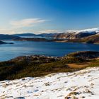 Blick über Terråk auf den Bindalsfjord vom Terråkfjell aus.