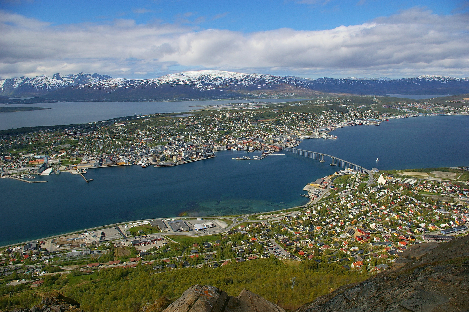 Blick über Tromsø am blauen Sund