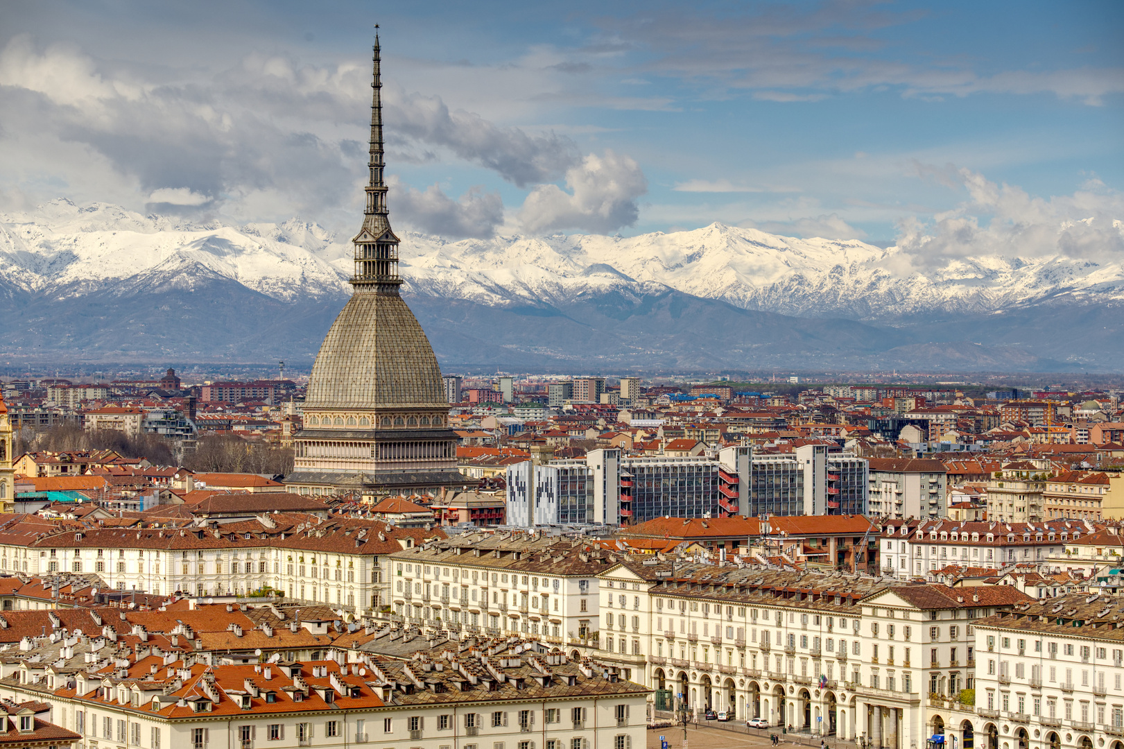 Blick über Turin in die Alpen