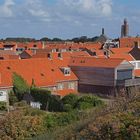 Blick über Westkapelle (Zeeland, NL) von der Deckwerkskrone aus. Rechts der markante Leuchtturm, ...