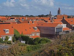 Blick über Westkapelle (Zeeland, NL) von der Deckwerkskrone aus. Rechts der markante Leuchtturm, ...