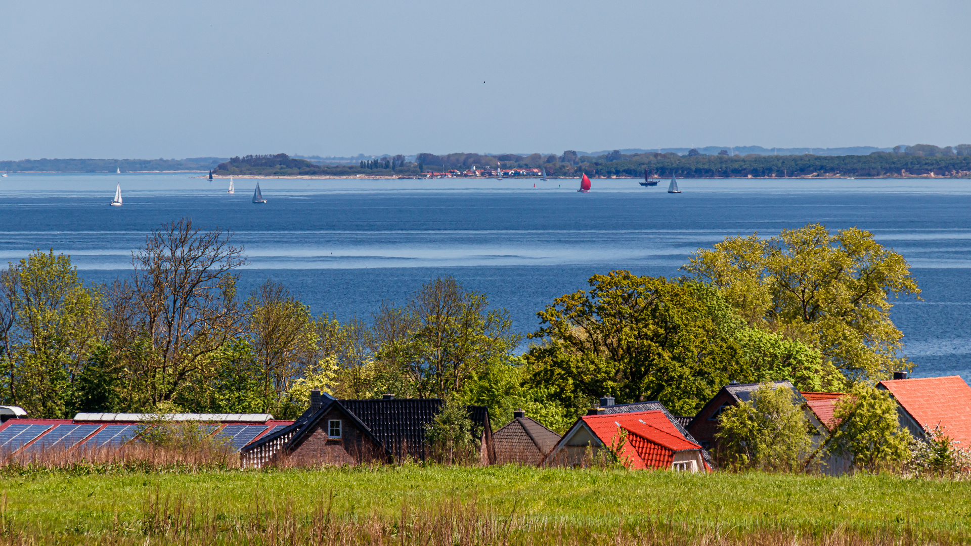 Blick über Wohlenberg und die Wohlenberger Wiek bis zur Insel Poel