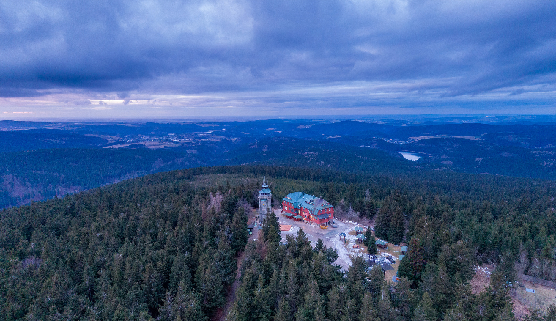 ... Blick übern Auersberg Richtung Sosa / Eibenstock zum Beginn der blauen Stunde am 18.01.2020