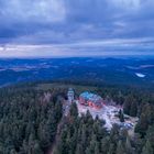 ... Blick übern Auersberg Richtung Sosa / Eibenstock zum Beginn der blauen Stunde am 18.01.2020