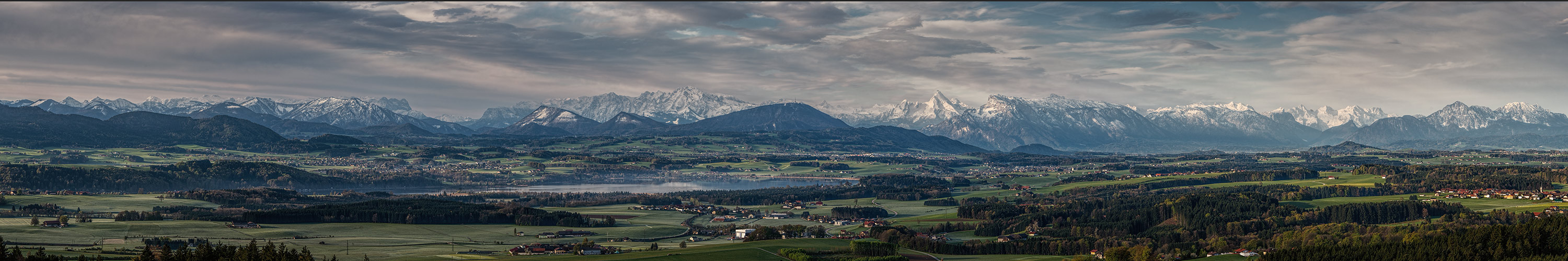 Blick übern Wallersee ins Alpenvorland