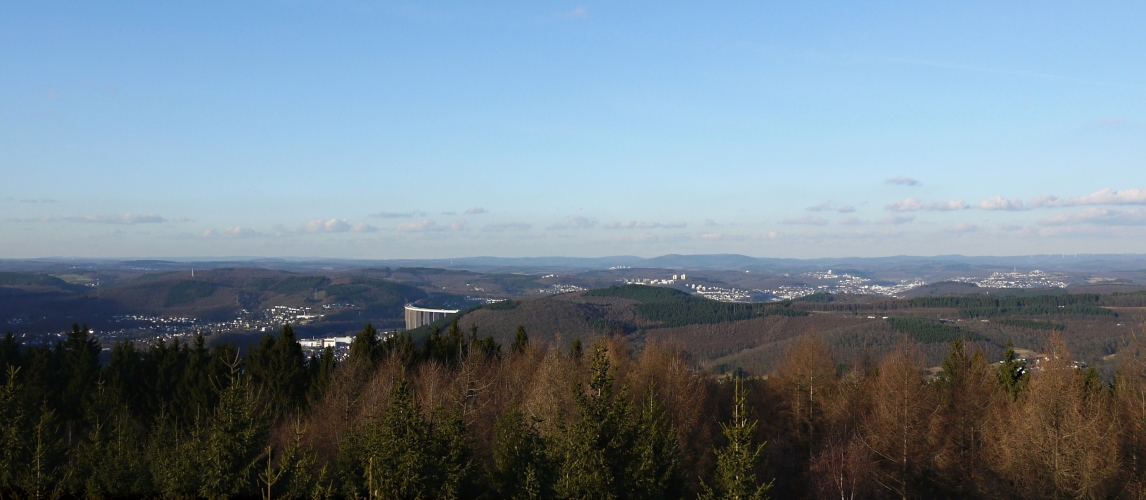 Blick übers Siegerland bis weit ins Sauerland