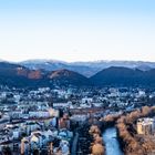 Blick übers winterliche Graz in Richtung schneebedeckte Berge