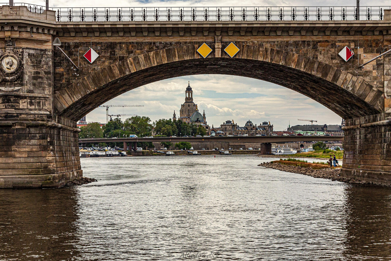 Blick unter der Brücke hindurch.