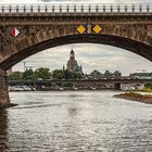 Blick unter der Brücke hindurch.