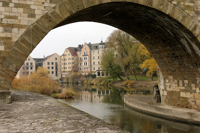 Blick unter die steinerne Brücke.