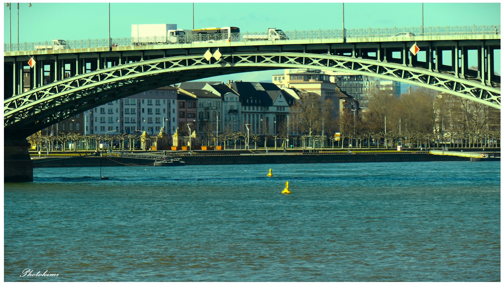 Blick unter die Theodor-Heuss-Brücke auf Mainz 