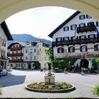 Blick v. Rathaus auf Mozartbrunnen in St. Gilgen (Salzkammergut)