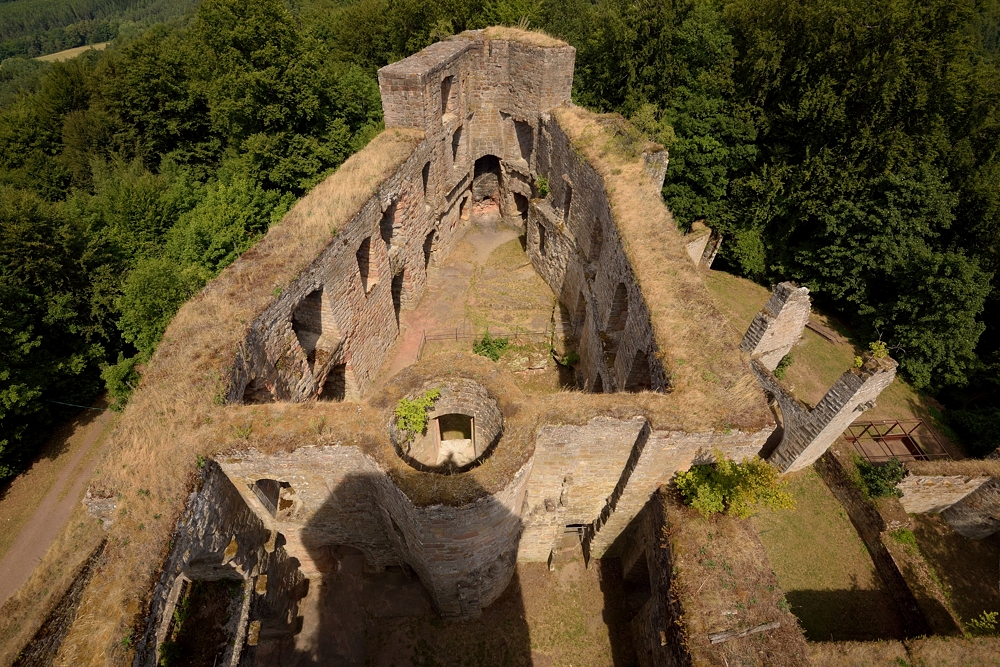 Blick vom 17 Meter hohen Bergfried in eine der bedeutendsten stauferzeitlichen...